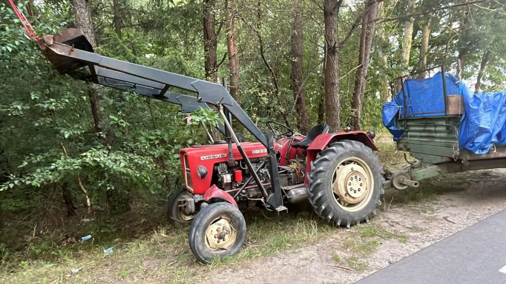 Wypadek z udziałem busa i ciągnika rolniczego