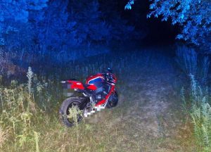 Motocyklista uderzył w barierki. Policjanci jako pierwsi udzielili pomocy