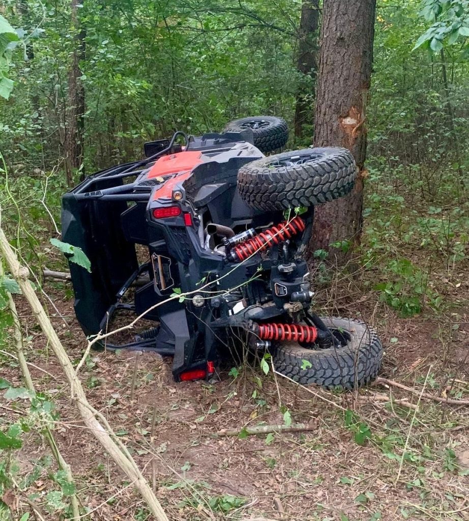 Buggy roztrzaskane o drzewo – 15-latek ciężko ranny, trzech w szpitalu