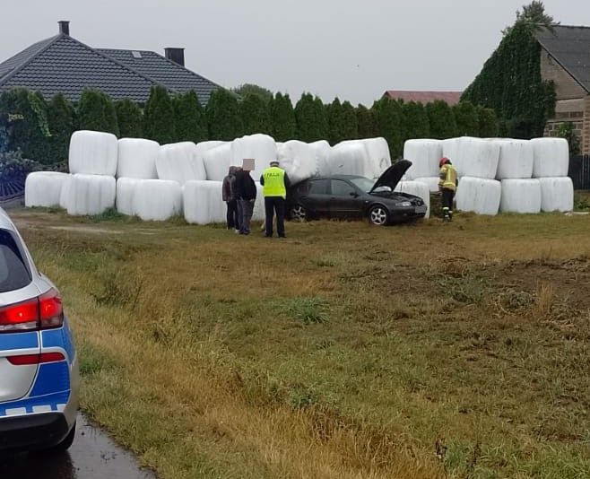 Nietrzeźwy i z dożywotnim zakazem wjechał w bele kiszonki

