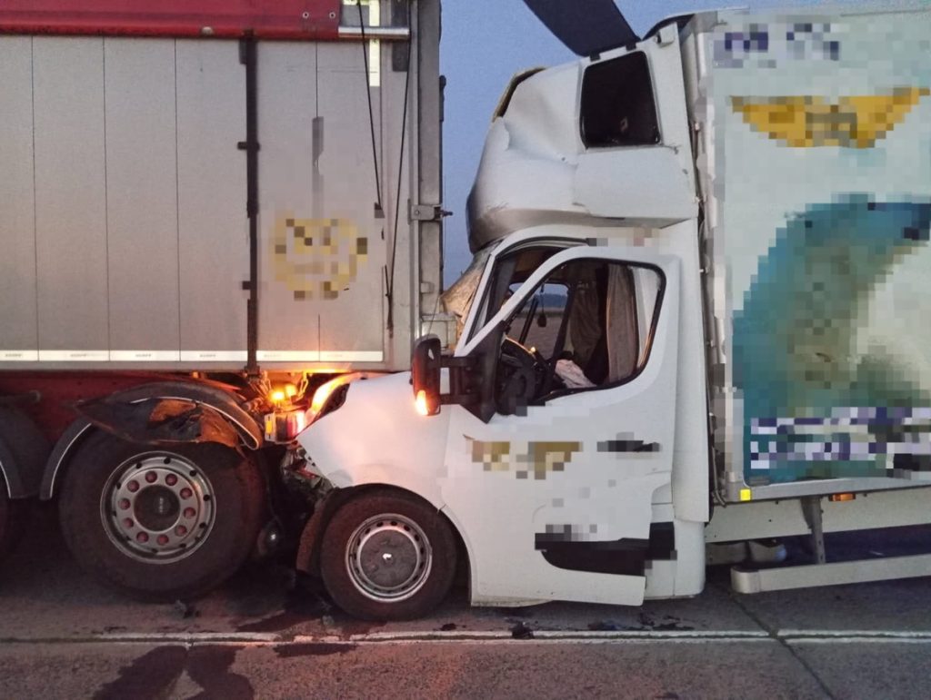 Wjechał busem w naczepę