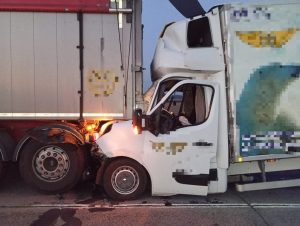 Wjechał busem w naczepę