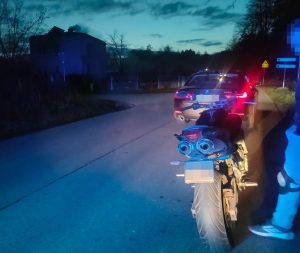 Nie zatrzymał się do kontroli i uciekał motocyklem bo nie miał prawa jazdy