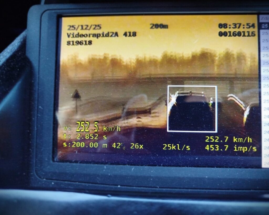 Obwodnica to nie pas startowy. 252 km/h i tłumaczenie: „spieszyłem się na samolot”