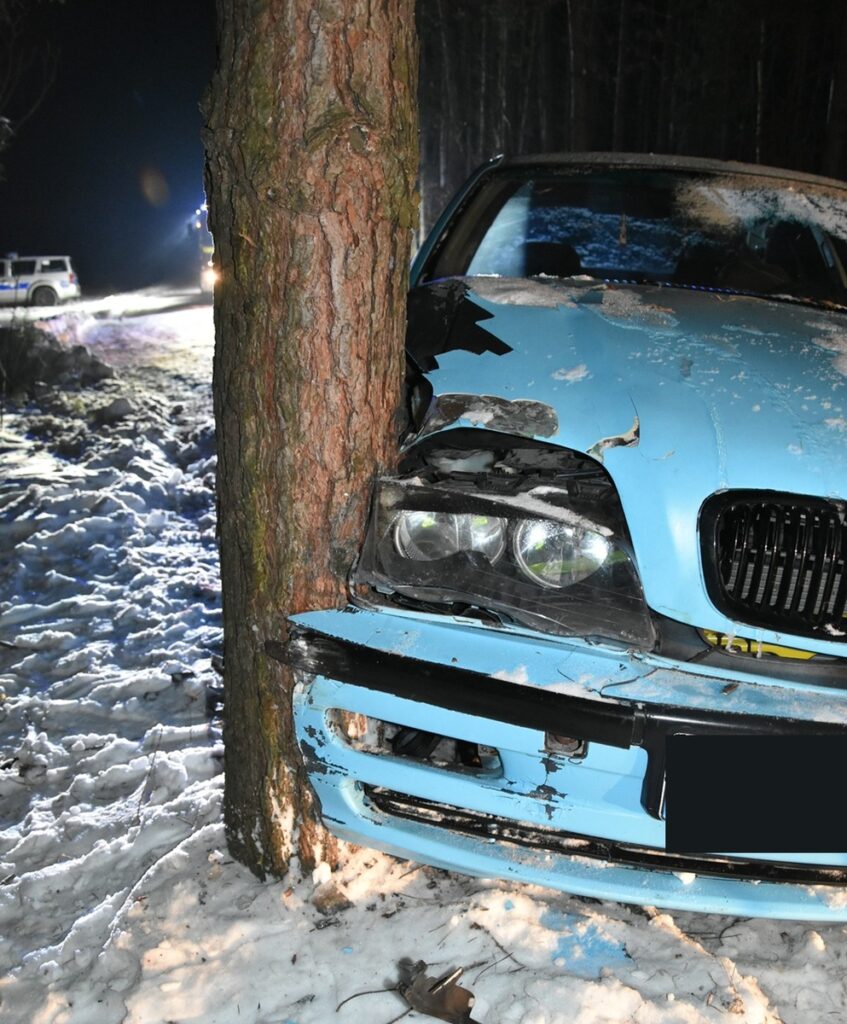 Na łuku dogi stracił panowanie nad autem