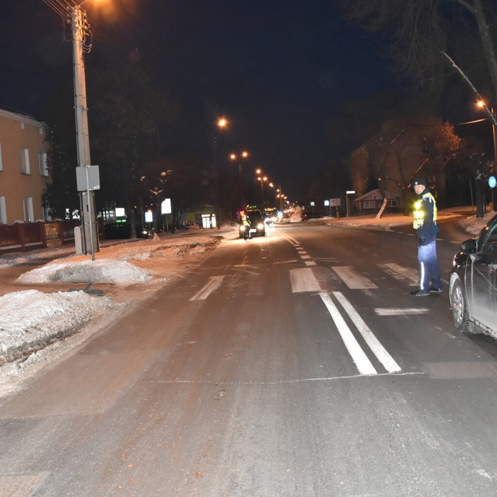 Uderzył w samochód, który zatrzymał się przed przejściem dla pieszych