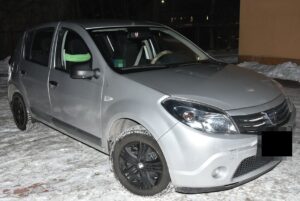 Uderzył w samochód, który zatrzymał się przed przejściem dla pieszych