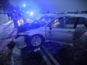 Policjantka po służbie ruszyła na pomoc kierowcy, który pijany uderzył w drzewo