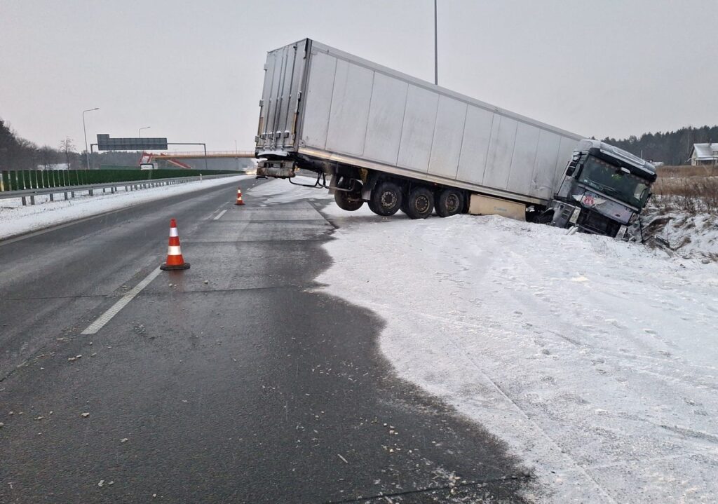 Ciężarówka wpadła w poślizg na S17. Utrudnienia w Józefowie