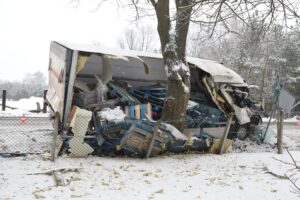 Stracił panowanie nad pojazdem i uderzył w drzewo. Apelujemy o rozwagę na drodze!