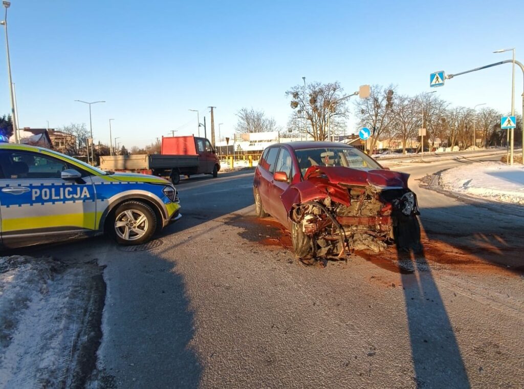 Rozbite pojazdy i złamana latarnia po zderzeniu na drodze krajowej 82 we Włodawie