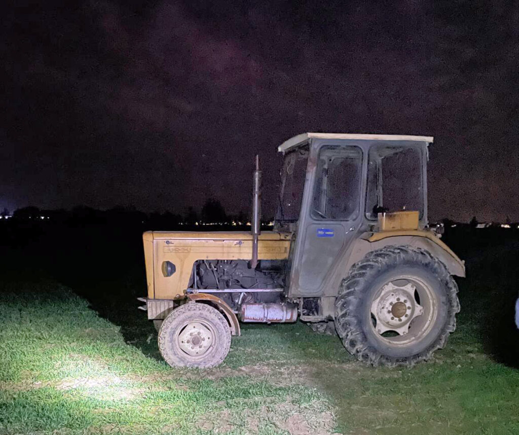 Nietrzeźwy kierujący chciał rozjechać policjanta traktorem