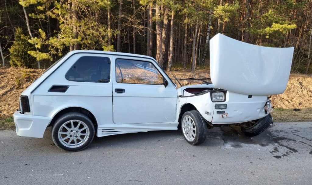 Po zderzeniu „maluch” rozpadł się na dwie części