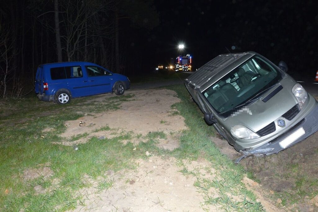 Wyprzedzał prawą stroną, najechał na tył skręcającego auta