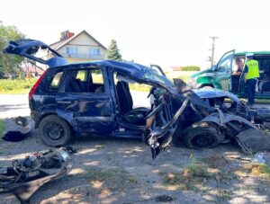 Wypadek zakończony dachowaniem. 4 nieletnich i kierujący bez uprawnień