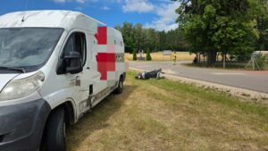 Zderzenie busa z motorowerem – jedna osoba trafiła do szpitala