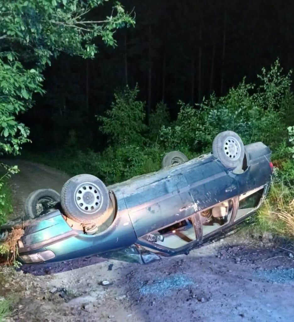 9 osób w VW w tym 4 na dachu. Śmiertelny wypadek na Kaszubach