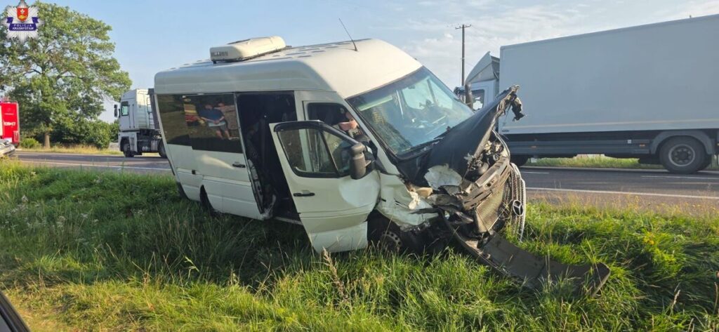 Kolizja trzech samochodów na DK17.
